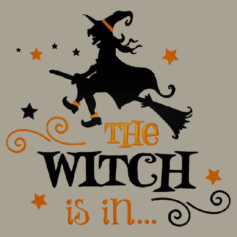 Puede incluir: Una silueta negra de una bruja volando en una escoba con estrellas naranjas y el texto "The Witch is in..." en naranja.