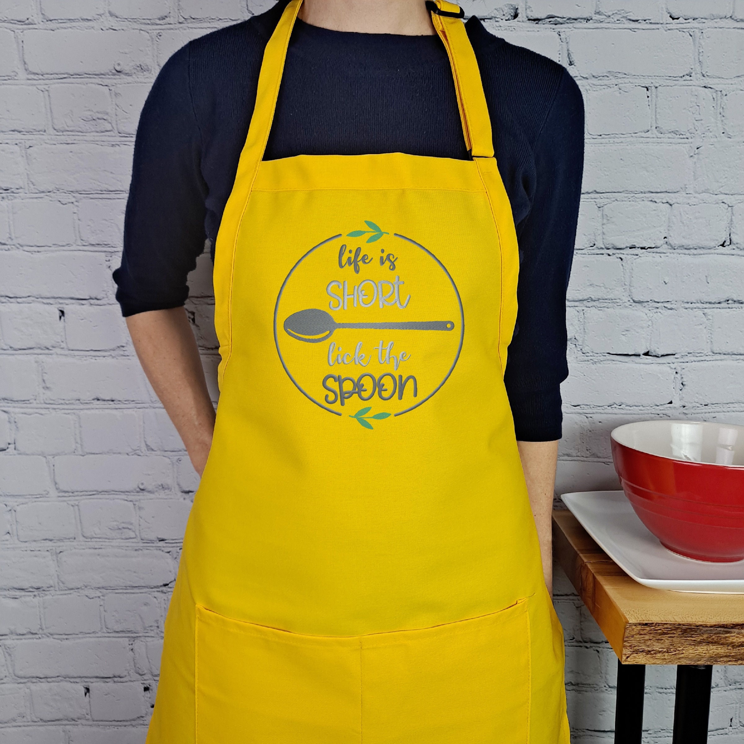 ASHLEIGH Funny Quotes Sayings Apron, This is Going to Be Delicious Home Kitchen  Apron for Women Men with Pockets, Unisex Adjustable Bib Apron for Cooking  Baking Gardening 