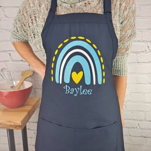 Gestickte Regenbogen Schürze: Personalisiertes Boho Küchen Geschenk