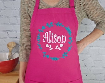 Gestickte Blumenkranz-Schürze, personalisiertes Küchen-Geschenk