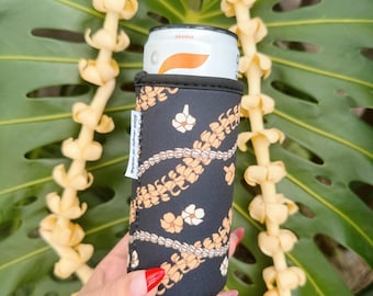 Black Puakenikeni Pikake Lei Hawaiian Flower Neoprene 12oz Slim Can Sleeve Holder