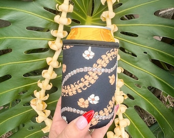 Black Puakenikeni Pikake Lei Print Drink Can Sleeve Coldie Holder Neoprene Insulated