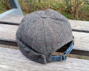 Handgjord ulldockerhatt: Vintagestil med blå läderdetaljer
