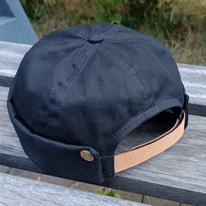 Dockerhut ohne Rand aus schwarzem Baumwolltwill | Minimalistisches Design