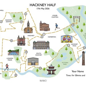 Peut inclure: Une carte du parcours du semi-marathon de Hackney, avec des illustrations de points de rep&egrave;re et l'itin&eacute;raire en pointill&eacute;. La carte indique la date du 17 mai 2026 et le temps du coureur, 1 heure 50 minutes et 15 secondes. La carte est de couleur beige clair.