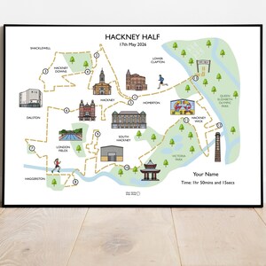 Peut inclure: Une carte encadr&eacute;e du parcours du semi-marathon de Hackney, avec des illustrations de points de rep&egrave;re et la date de la course, le 17 mai 2026. La carte comprend le nom du coureur et le temps : 1h 50min et 15sec. La carte est dans un cadre noir.