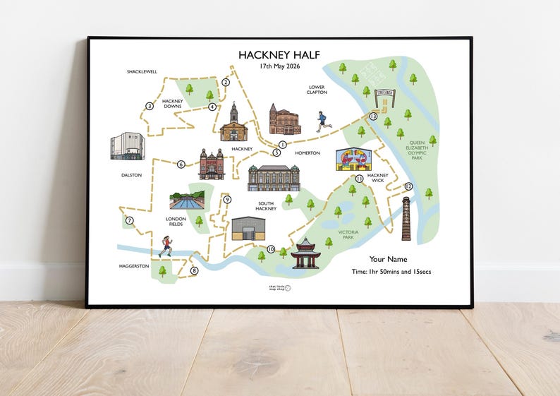Peut inclure: Une carte encadr&eacute;e du parcours du semi-marathon de Hackney, avec des illustrations de points de rep&egrave;re et la date de la course, le 17 mai 2026. La carte comprend le nom du coureur et le temps : 1h 50min et 15sec. La carte est dans un cadre noir.