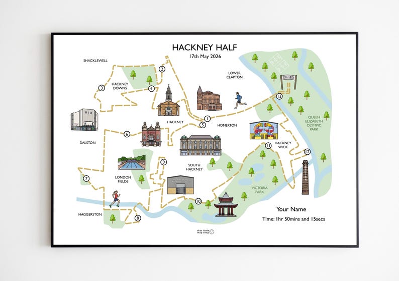 Peut inclure: Une carte encadr&eacute;e du parcours du semi-marathon de Hackney, dat&eacute;e du 17 mai 2026. La carte illustr&eacute;e pr&eacute;sente des points de rep&egrave;re et le parcours de la course, avec le texte "Hackney Half" en haut. Inclut le nom et le temps du coureur.