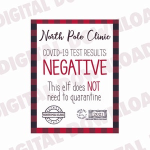 Puede incluir: Un cartel rojo y negro a cuadros con el texto "North Pole Clinic" y "COVID-19 Test Results: NEGATIVE". El cartel también incluye el texto "This elf does NOT need to quarantine" y un sello que dice "North Pole Clinic" y "Certified North Pole Mail 2021".
