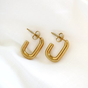 Damen Huggie Creolen Aus 18K Vergoldet Mit Zirkonia – Quadratisch, 2 Stück, J11