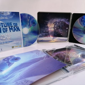 Puede incluir: Una caja de CD con un diseño azul y blanco. La caja tiene un título que dice "The Rapture of the Son of Man" y el texto "The Shamayim The First Priority".