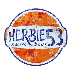 Puede incluir: Un letrero circular naranja oxidado y azul con el texto "HERBIE 53 RACING COX" en letras azules.