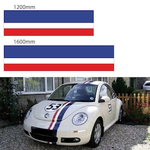 Puede incluir: Un Volkswagen Beetle blanco con una franja de carreras azul, blanca y roja sobre el capó y el número 53 en el lateral. El coche está aparcado en una entrada de vehículos.