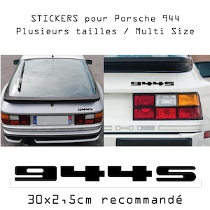 Può includere: Adesivi in vinile neri per auto Porsche 944. L'immagine mostra la parte posteriore dell'auto con il logo "9445" e il design dell'adesivo. La dimensione consigliata è di 30 x 2,5 cm.