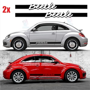 Puede incluir: Dos calcomanías de vinilo en blanco y negro con la palabra "Beetle" en una fuente cursiva. Las calcomanías se muestran en un Volkswagen Beetle plateado y rojo.