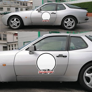 Peut inclure: Une Porsche 924 Turbo argentée avec un autocollant circulaire blanc sur le côté. L'autocollant contient une image plus petite de trois voitures à l'intérieur du cercle et le texte "Turbo Club" sous le cercle.