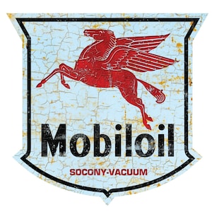 Puede incluir: Un letrero metálico vintage y desgastado con un logotipo de caballo alado rojo y el texto "Mobiloil SOCONY-VACUUM".