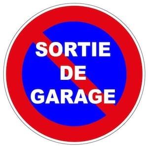 Puede incluir: Una señal circular roja y azul con una línea roja diagonal que la atraviesa. La señal dice "SORTIE DE GARAGE" en letras blancas.