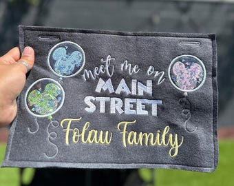 Etiqueta "Encuéntrame en Main Street", localizador de cochecitos para parques temáticos, localizador de cochecitos con etiqueta de nombre personalizada, etiqueta de cochecito con globo de ratón