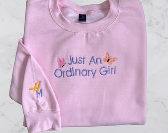Sudadera con bordado de mariposa "Just an Ordinary Girl": Camiseta de estrella del pop secreta