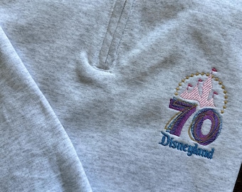 Sudadera conmemorativa del 70.º aniversario: elegante atuendo de parque bordado