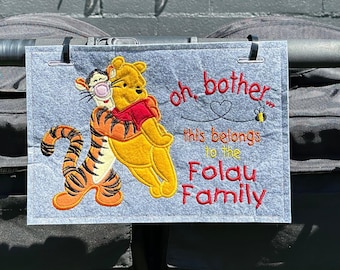 Etiqueta de calle Oh Bother, localizador de cochecitos para parques temáticos, etiqueta personalizada con nombre para cochecitos, etiqueta inspirada en osos y tigres.