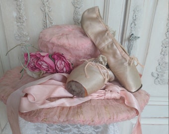 Old Satin Ballet Shoes Pointe Shoes Dancing Shabby Chic Faded Pink Apricot Ballet Boudoir Bohemian Authentic Vintage Shoes Gr.4,5