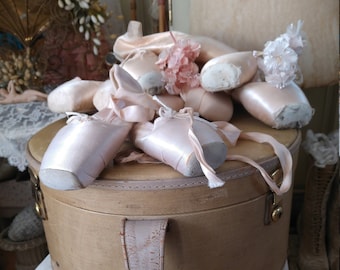 Alte Satin Ballettschuhe Spitzenschuhe "Cascanueces" zertanzt Shabby Chic faded Rosa Apricot Ballett Boudoir Vintage Shoes Gr. 5 / 3