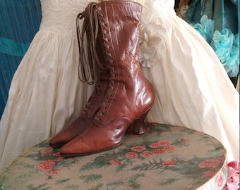 Antique noble Victorian women&#39;s boots lace-up boots around 1890 brown leather shoes Victorian from France Brocante old leather brown