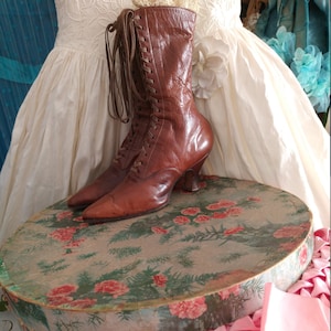 Antique noble Victorian women&#39;s boots lace-up boots around 1890 brown leather shoes Victorian from France Brocante old leather brown