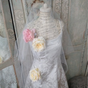 Great shabby chic vintage dress wedding dress ball gown boudoir shabby Gr. M 38 wedding woven roses silver white wedding satin