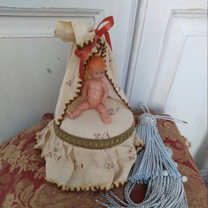So charmant antike Boudoir shabby chic Box Schachtel Vintage Stoffschachtel Pappschachtel Stickereien Baby Wiege Himmelbett Frankreich Puppe