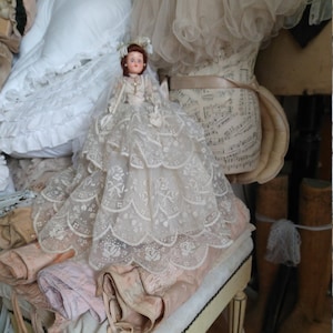 Vecchia lampada da bambola lampada da tavolo Francia Marotte Boudoir Doll Abito in tulle Ghirlanda di pizzo Comunione Candela Borsa Vintage Millinery Blossoms Crema