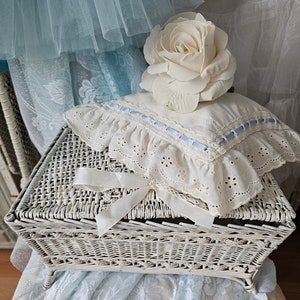 Old rattan basket woven basket box 1950/60 sewing box sewing basket lace cushion cushion embroidery lace rose white shabby chic vintage