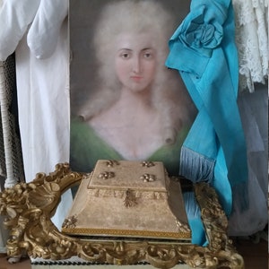 ZELDZAAM: Antieke boudoir armoedige doos fluwelen stoffen doos kartonnen doos metalen bloemen bloemen Frankrijk Börden kant sieradendoos naaidoos