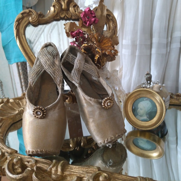 Satin Silk Ballet Shoes Pointe Shoes Punche Dances So Shabby Chic Faded Gold Ballet Boudoir Chaussures authentiques avec rubans Patine Brocante