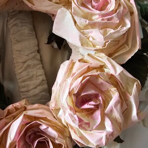 Roses en papier pastel ciré de rêve couronne romantique Rose Français tulle vintage brocante shabby chic couronne murale faite à la main couronne de porte image 8