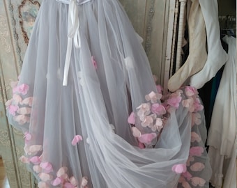Charming vintage lace tulle wedding dress ball gown cream white gray pink bows flowers brocante shabby wedding ball with train