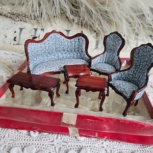 Vintage Puppenstuben Möbel Puppen Sofa Sessel Tisch Germany um 1960 Gründerzeit Blau Weiß Blümchen Holzmöbel original Verpackung Shabby Chic