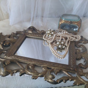 Dekorativer Barock Spiegel Messing aus Frankreich vergoldet Boudoir Stil Patina Wandspiegel French Stil Boudoir Gold Vintage