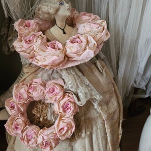 Roses en papier pastel ciré de rêve couronne romantique Rose Français tulle vintage brocante shabby chic couronne murale faite à la main couronne de porte image 2