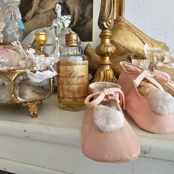 Lieve antieke Franse leren babyschoentjes met pompon roze zo romantisch shabby chic