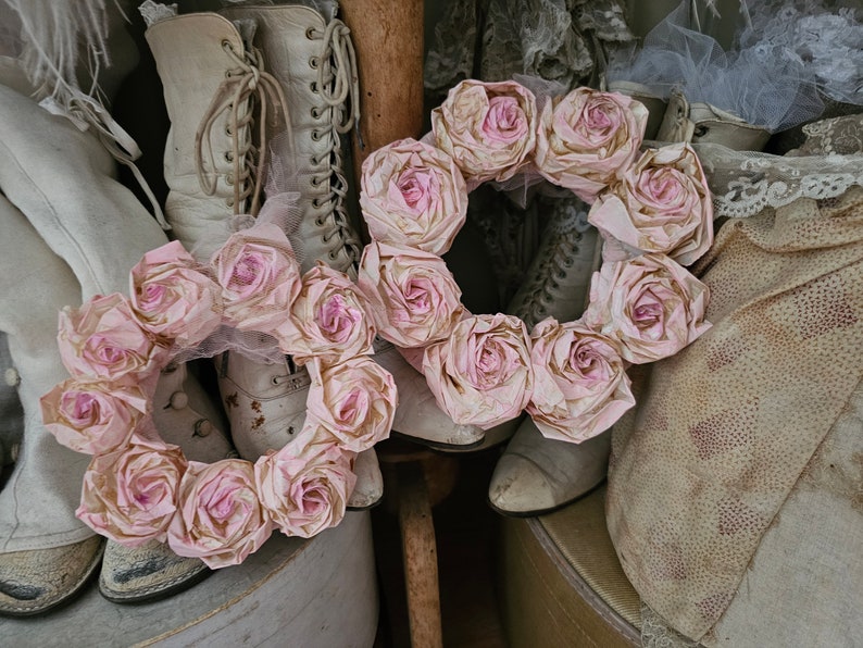 Roses en papier pastel ciré de rêve couronne romantique Rose Français tulle vintage brocante shabby chic couronne murale faite à la main couronne de porte image 3