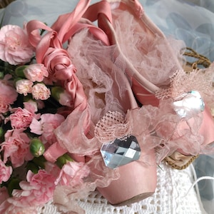 Delicate women&#39;s handmade leather ballet shoes dance shabby chic faded pink peach feathers ballet boudoir pointe brooches rhinestone tulle