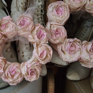 Roses en papier pastel ciré de rêve couronne romantique Rose Français tulle vintage brocante shabby chic couronne murale faite à la main couronne de porte image 4