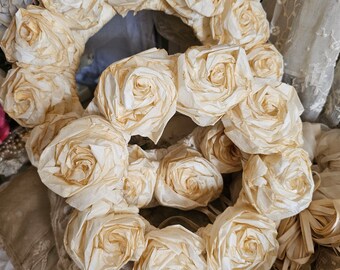 Rêveur crème blanc grandes roses en papier couronne romantique décoration tulle vintage brocante shabby chic couronne murale faite à la main couronne de porte
