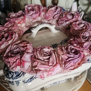 Ghirlanda di rose di carta scura straordinariamente bella Rose cerate da sogno Corona di porta ghirlanda da parete fatta a mano in tulle rosa vintage brocante shabby chic