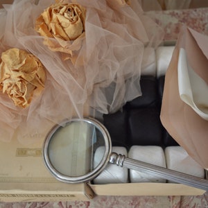 Brocante Art Déco : Vintage Original Box & 12 bobinas de algodón L.V. Paris Satin Gloss Authentic Decoration from France