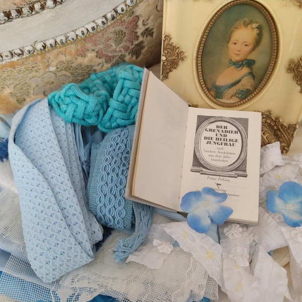 Vintage Basteln Konvolut Blüten Perlen alt Set Selbermachen Spitze Bordüren Bänder Blau Weiß Stoffreste Wäschebänder Shabby Nähen Buch