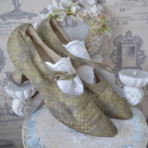 Antique circa 1920 Mary Jane women&#39;s pumps brand Frederick Gorringe L.T.D. London Buckingham Palace Road Gr. 7 gold lamé evening shoes